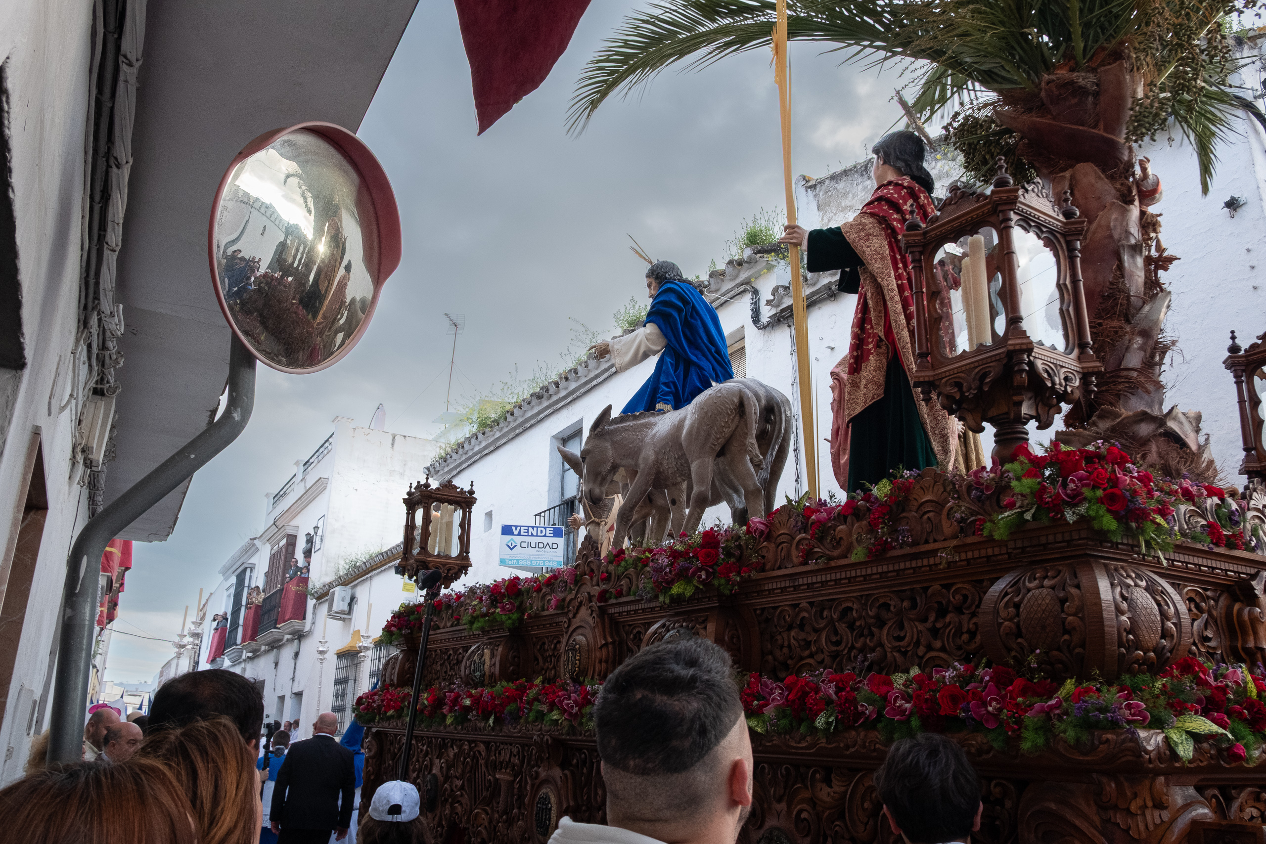 Der Paso drängt sich durch die enge Gasse – Jesus auf dem Weg nach Jerusalem